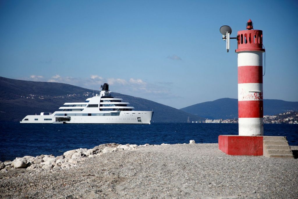 Χαμός με το υπερπολυτελές γιοτ του Αμπράμοβιτς