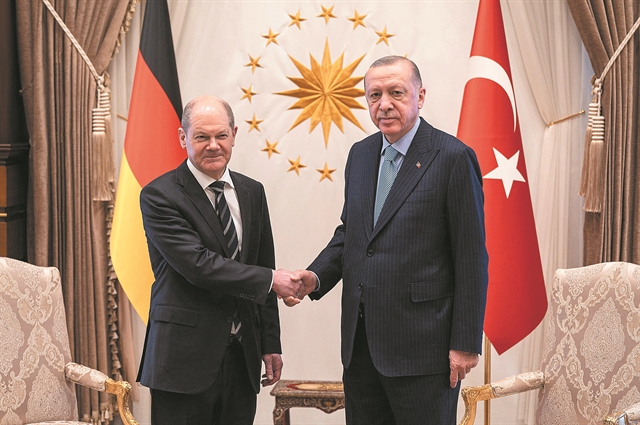Μεταξύ συνέχειας και «αλλαγής εποχής» στην αντιμετώπιση της Τουρκίας