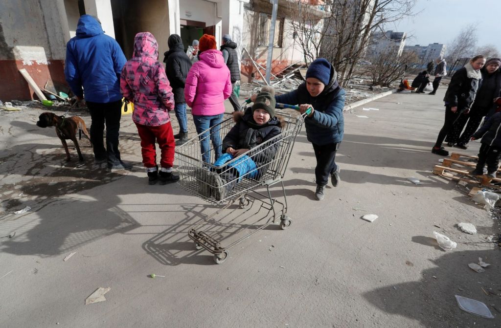 Μαριούπολη: Τρία παιδιά πέθαναν από αφυδάτωση λέει 27χρονη Ουκρανή