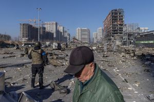 Οι Ρώσοι αποσύρονται μέσω του Τσερνόμπιλ για να ανασυνταχθούν στη Λευκορωσία