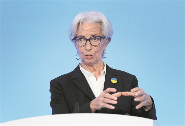 H EKT πυροδοτεί την πρώτη αύξηση επιτοκίων από το 2011