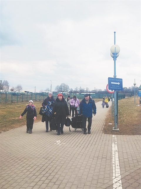 Σε μια μικρή βαλίτσα στρίμωξαν τις ξεριζωμένες ζωές τους