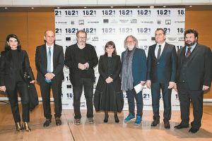 Πολύχρωμα λουλούδια και ένα… μαγικό φως μέσα στη νύχτα