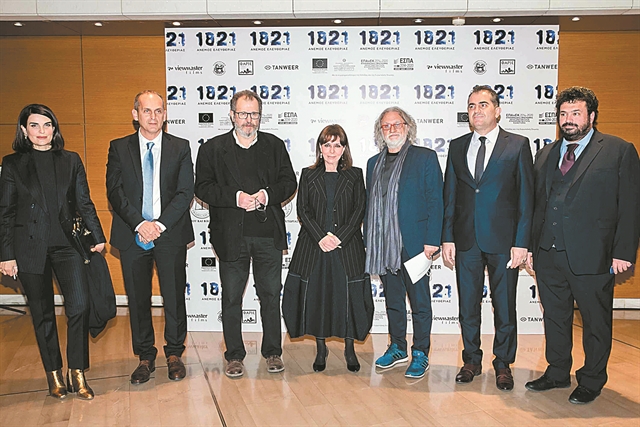 Πολύχρωμα λουλούδια και ένα… μαγικό φως μέσα στη νύχτα