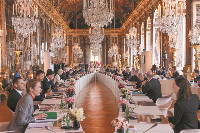 Η αυτοκρατορία αντεπιτίθεται