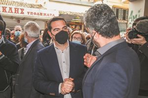 «Τζογάρει» πολιτικά με την ακριβή ενέργεια