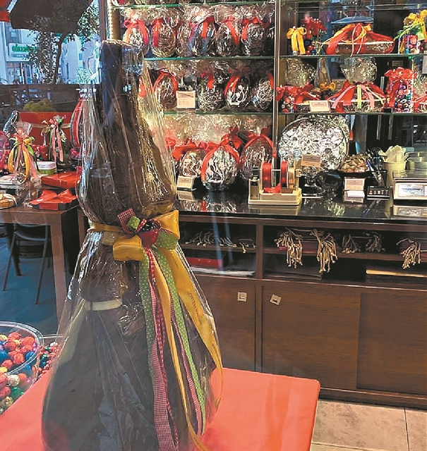 Γαλανόλευκα χρώματα και το πρώτο πασχαλιάτικο άγγιγμα