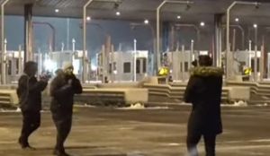 Ενημέρωση για κακοκαιρία: MEGA και ΑΝΤ1 αντάλλαξαν μικρόφωνα στον τηλεοπτικό «αέρα»