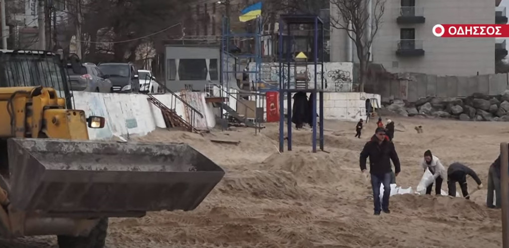 Πόλεμος στην Ουκρανία: Κάτοικοι της Οδησσού οχυρώνουν την πόλη τους περιμένοντας το χτύπημα της Ρωσίας