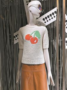 Τα χρώματα στις βιτρίνες, ο λιγοστός κόσμος, οι κοντινές διαδρομές