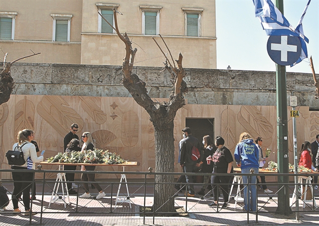 Τα λουλουδάδικα της Βουλής στο Σύνταγμα ανοίγουν ξανά