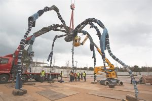 Η αράχνη των 11 τόνων που αιωρείται