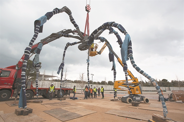 Η αράχνη των 11 τόνων που αιωρείται