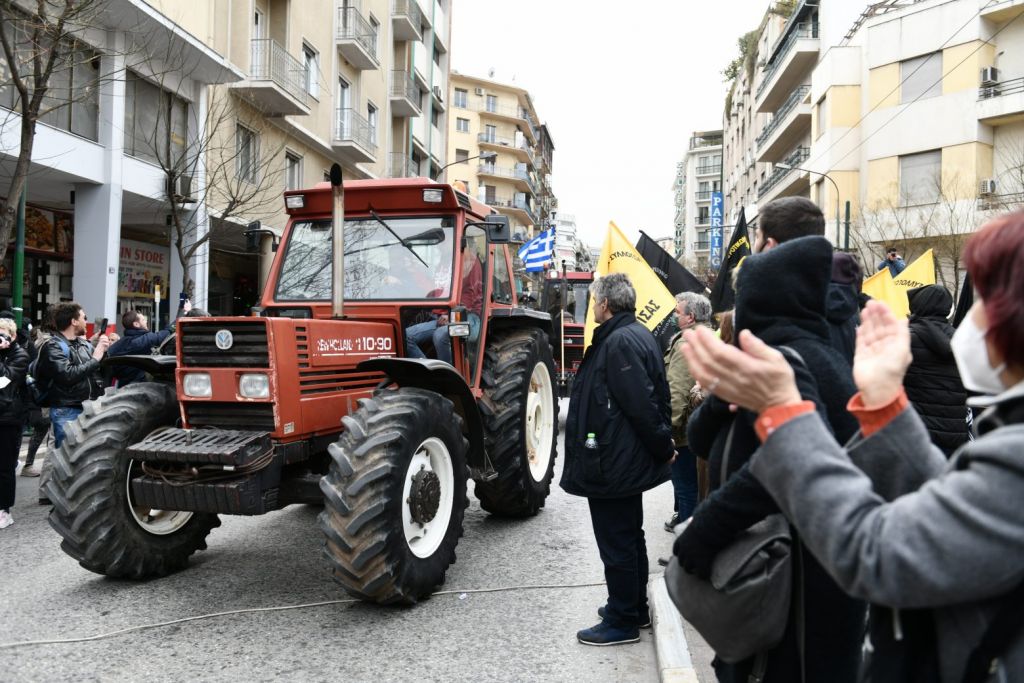 Συλλαλητήριο: Eξω από το ΥπΑΑΤ διαδηλώνουν οι αγρότες