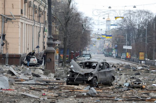 Φρίκη στο Χάρκοβο - Νεκροί άμαχοι μετά τους βομβαρδισμούς - ΤΑ ΝΕΑ