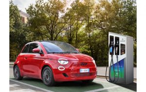 FIAT: Mε 35.000 ταχυφορτιστές έως το 2030