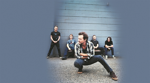 Η μπάντα με τα μάτια ενός «οπαδού»