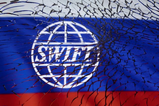 Ουκρανία: Η Ευρωπαϊκή Ενωση απέκλεισε επτά ρωσικές τράπεζες από το SWIFT | tanea.gr