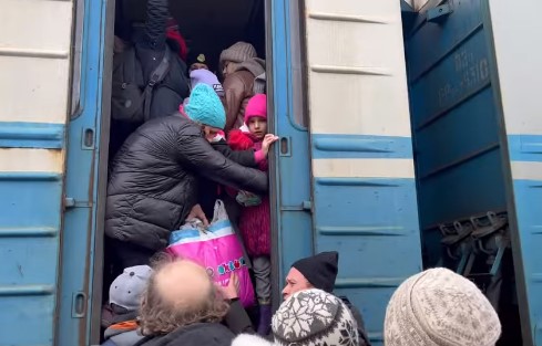 Κίεβο: Συγκλονιστικό βίντεο με γυναίκες και παιδιά να προσπαθούν να επιβιβαστούν στο τρένο της προσφυγιάς