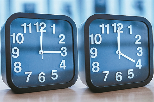 Μία ώρα μπροστά οι δείκτες των ρολογιών
