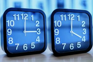 Κερδίζουμε μία ώρα ύπνου! Επιστρέφει η χειμερινή