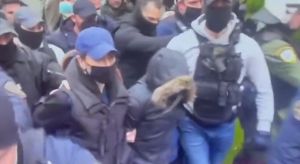 Στον ανακριτή με κουκούλα και αλεξίσφαιρο η Ρούλα Πισπιρίγκου