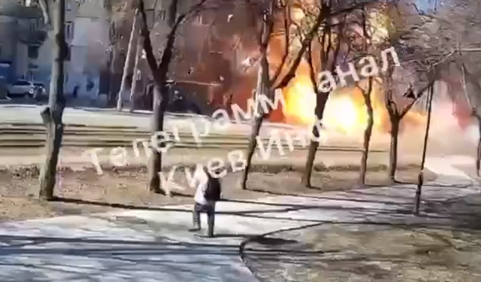 Κίεβο: Η στιγμή που βομβαρδίζεται πολυκατοικία – Κάτοικος τη γλιτώνει για μερικά μέτρα