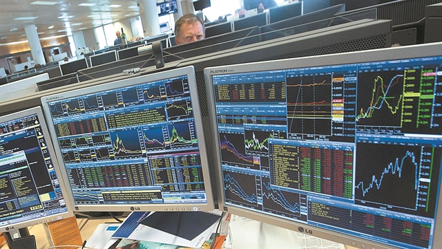 Αύξηση θέσεων σε μετρητά ψηφίζουν οι επαγγελματίες των αγορών