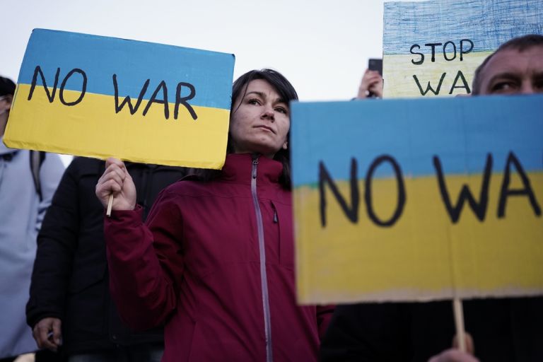 Πόλεμος στην Ουκρανία: Πολίτες από όλο τον κόσμο ανοίγουν τα σπίτια τους στους πρόσφυγες | tanea.gr