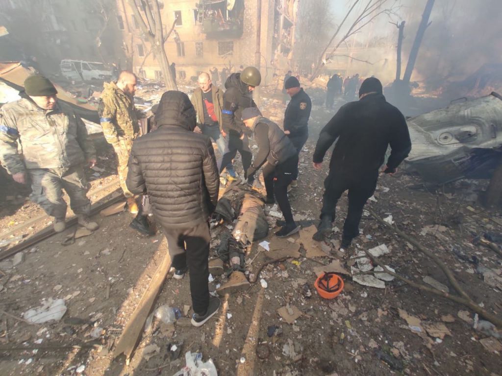 Ουκρανία: Χτυπήθηκε και πάλι πολυκατοικία στο Κίεβο – Νεκρός και τέσσερις τραυματίες