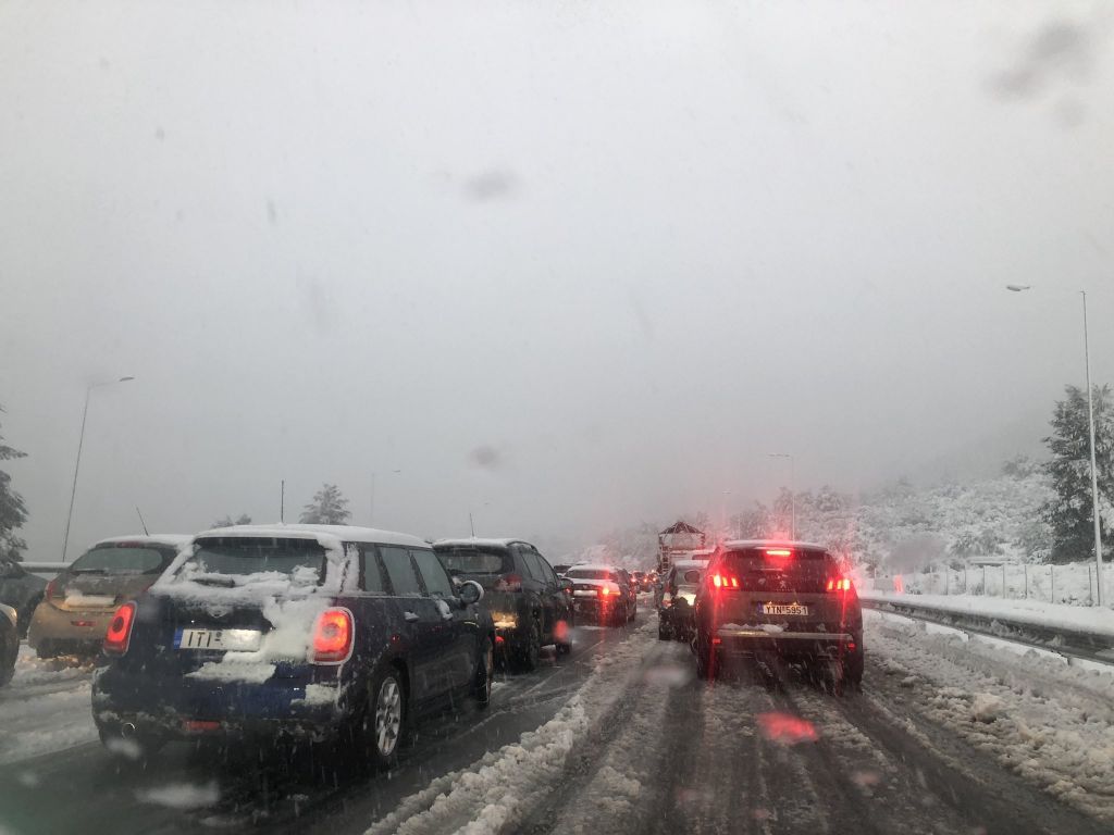 Κακοκαιρία «Φίλιππος»: Μόνο με αντιολισθητικές αλυσίδες στην Αθηνών-Λαμίας – Απαγόρευση κυκλοφορίας των φορτηγών