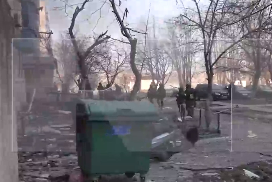 Ουκρανία: Μέσα στη βομβαρδισμένη Μαριούπολη ο ρωσικός στρατός – Μάχες πόρτα – πόρτα