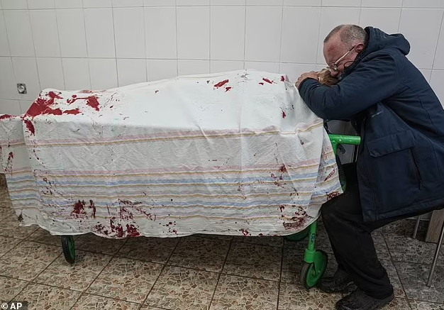 Ουκρανία: Η φωτογραφία του AP που ράγισε καρδιές – Πατέρας θρηνεί το νεκρό γιο του