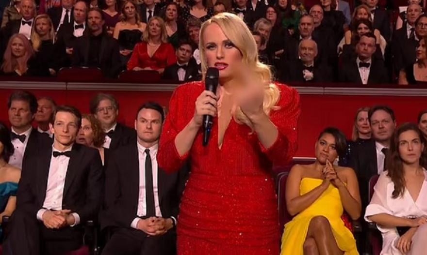 Η στιγμή που η παρουσιάστρια των BAFTA ύψωσε το μεσαίο δάχτυλο στον Πούτιν