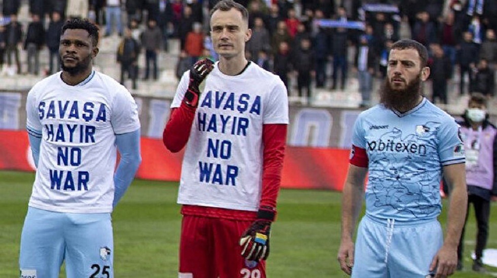 Τούρκος παίκτης αρνήθηκε να βάλει φανέλα κατά του πολέμου