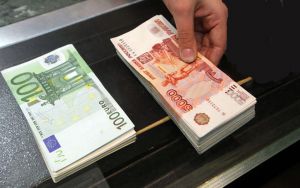 Συνεχίζεται το ράλι του ρωσικού νομίσματος – Προς νέα χαλάρωση των capital controls