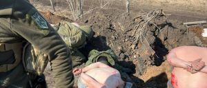 Πόλεμος στην Ουκρανία: Σοκάρει βίντεο που δείχνει βασανισμό ρώσων αιχμαλώτων από ουκρανούς εθνικιστές