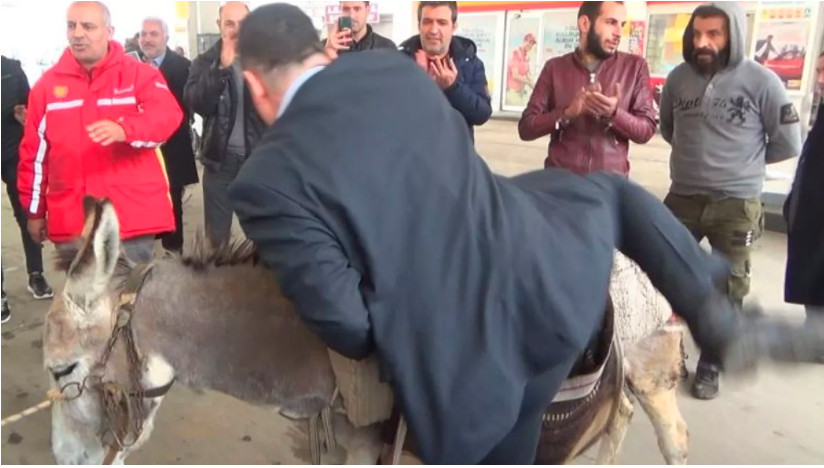 Τουρκία: Πήγε το γαϊδουράκι για… τροφοδοσία σε βενζινάδικο