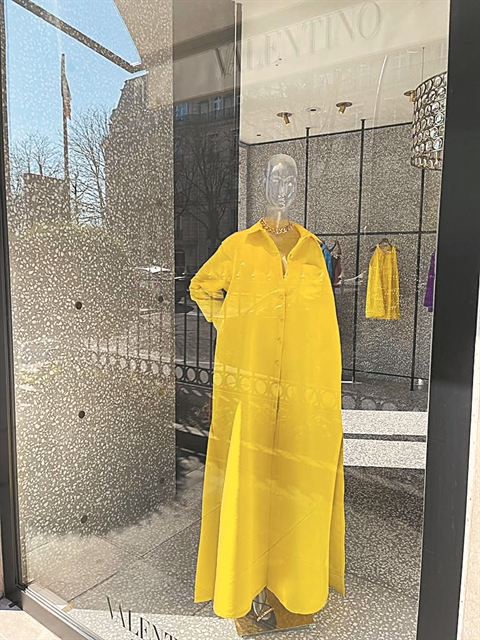 Bentley και Versace, Valentino και Chanel, και οι… βόλτες στο Παρίσι συνεχίζονται