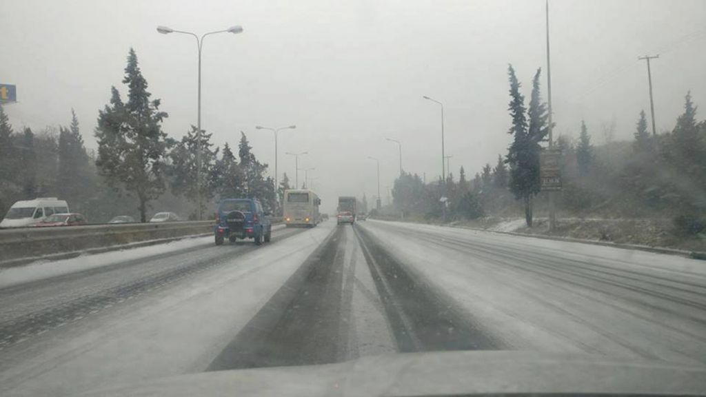 Πυκνή χιονόπτωση στο οροπέδιο Λασιθίου – Κλειστά τα σχολεία, με αλυσίδες κινούνται τα οχήματα
