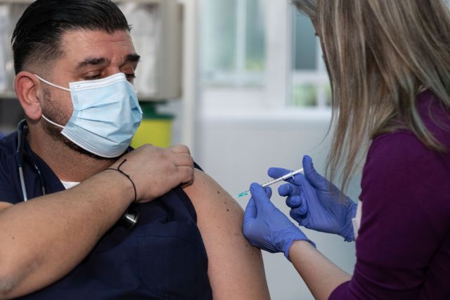 Κοροναϊός: Ανοίγει σήμερα η πλατφόρμα για την τέταρτη δόση στους άνω των 60 ετών