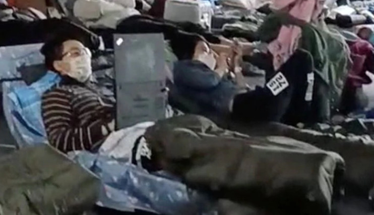 Κίνα: Πάνω από 100 άνθρωποι στοιβαγμένοι ο ένας πάνω στον άλλο σε χώρους καραντίνας