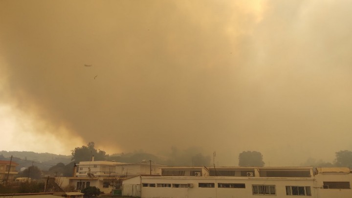 Ρόδος: Μεγάλη φωτιά στη Σορωνή – Εκκενώνεται τμήμα του χωριού