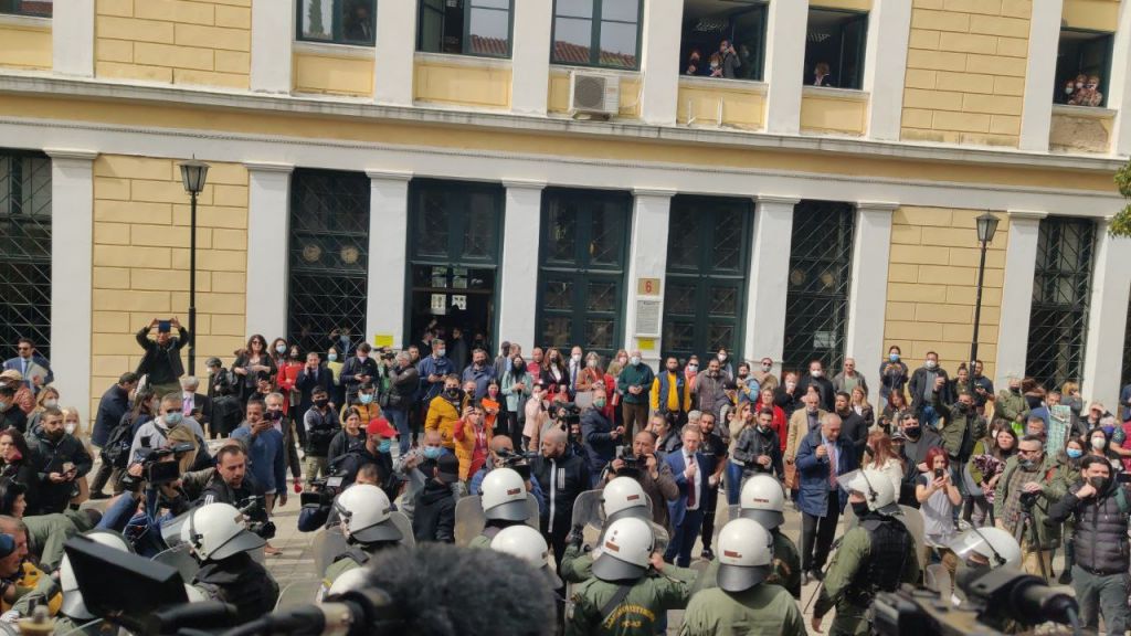 Eφτασε στον ανακριτή η Ρούλα Πισπιρίγκου εν μέσω αποδοκιμασιών