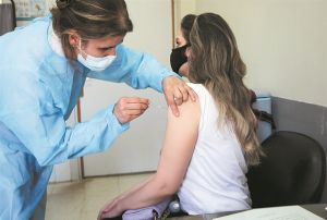 ΕΟΔΥ: Η τρίτη δόση μειώνει κατά έξι φορές το κίνδυνο θανάτου από κοροναϊό