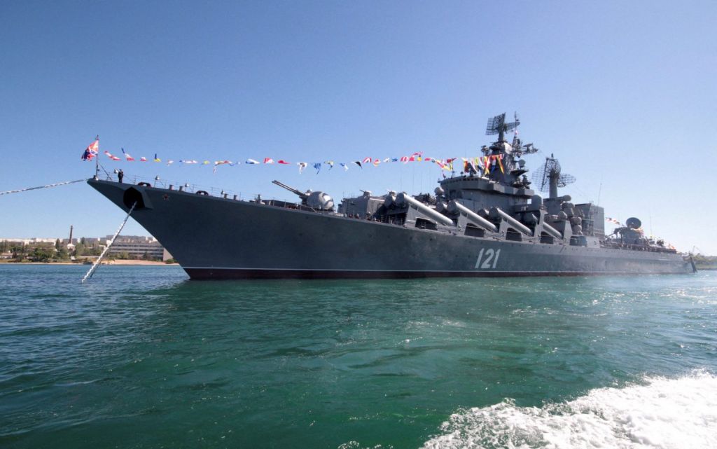 Moskva: «Πλέει προς τα νότια – Δεν μπορούμε να επιβεβαιώσουμε τι προκάλεσε τη ζημιά»