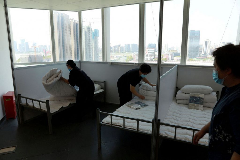 Σαγκάη: Μετατρέπουν κτίρια κατοικιών σε κέντρα καραντίνας για να στεγάσουν τους νοσούντες