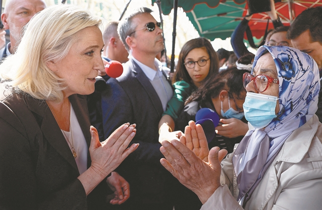 «Ηξεις αφήξεις» της Λεπέν για την ισλαμική μαντίλα