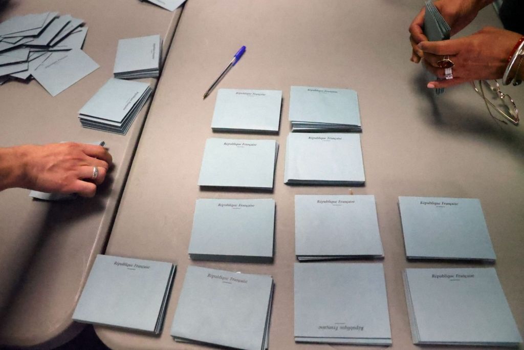 Τα πραγματικά ποσοστά Μακρόν και Λεπέν εάν υπολογιστούν τα λευκά, τα άκυρα και η αποχή