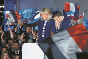 Το νέο, tres chic hair styling της Μπριζίτ…